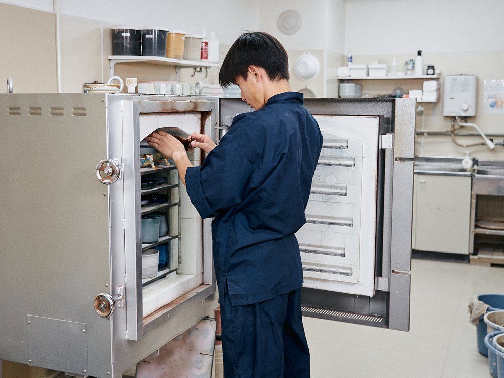 電気窯に器を入れる
