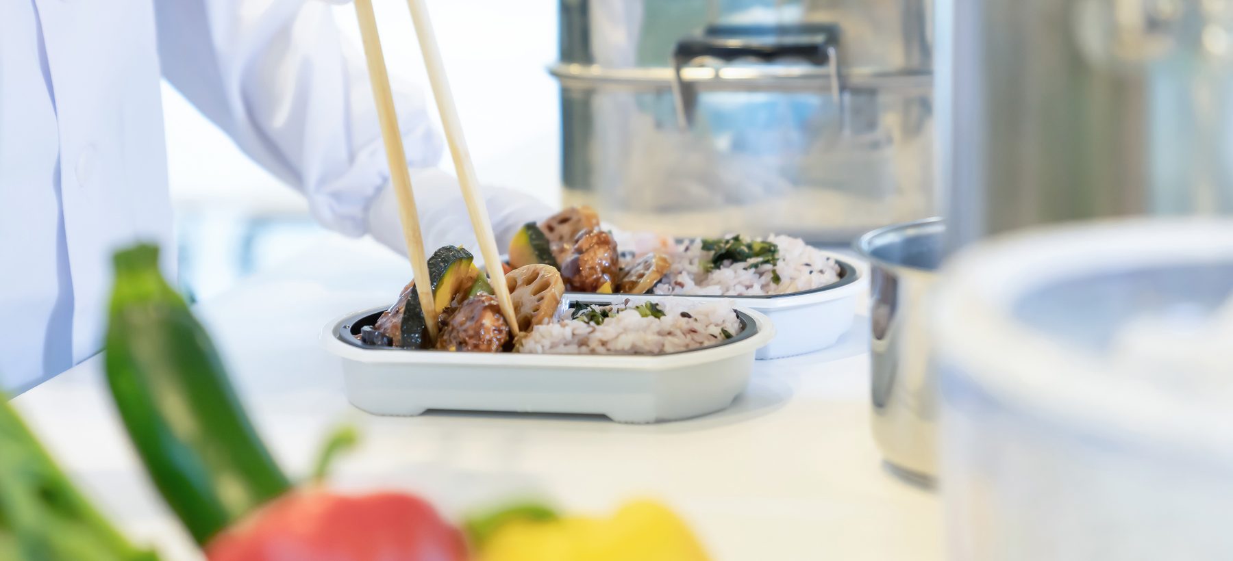 昼食を盛り付ける手元